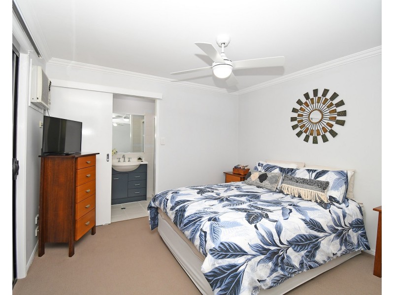 7 Foreshore Drive, Urangan QLD 4655