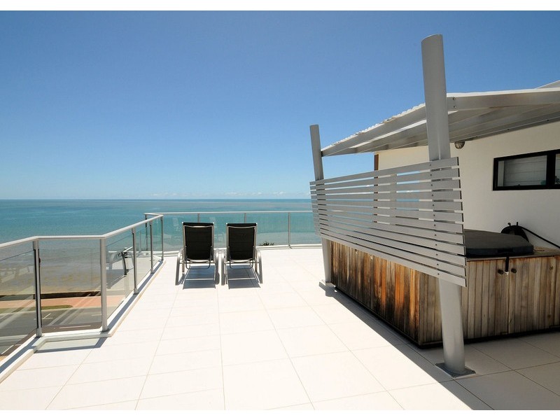 17/558 Charlton Esplanade, Urangan QLD 4655
