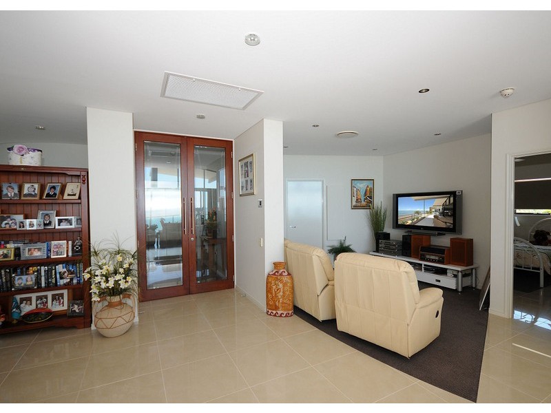 17/558 Charlton Esplanade, Urangan QLD 4655