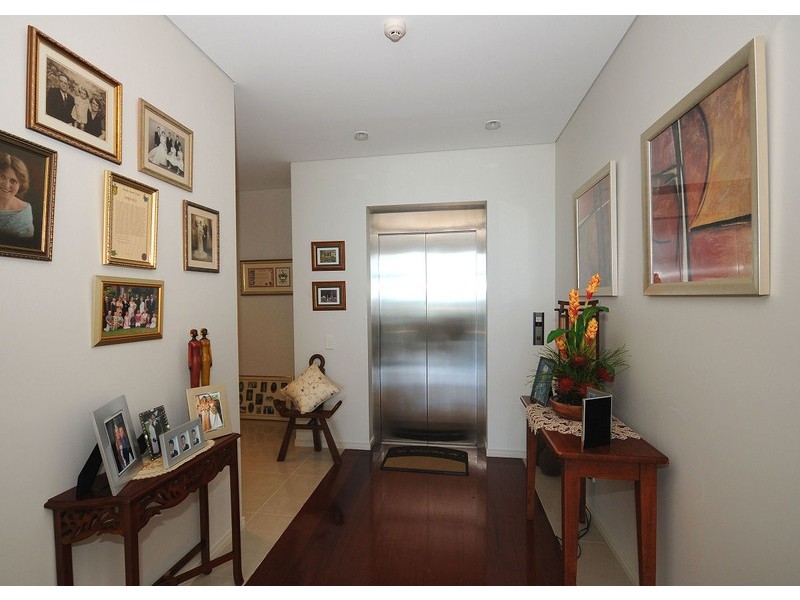 17/558 Charlton Esplanade, Urangan QLD 4655