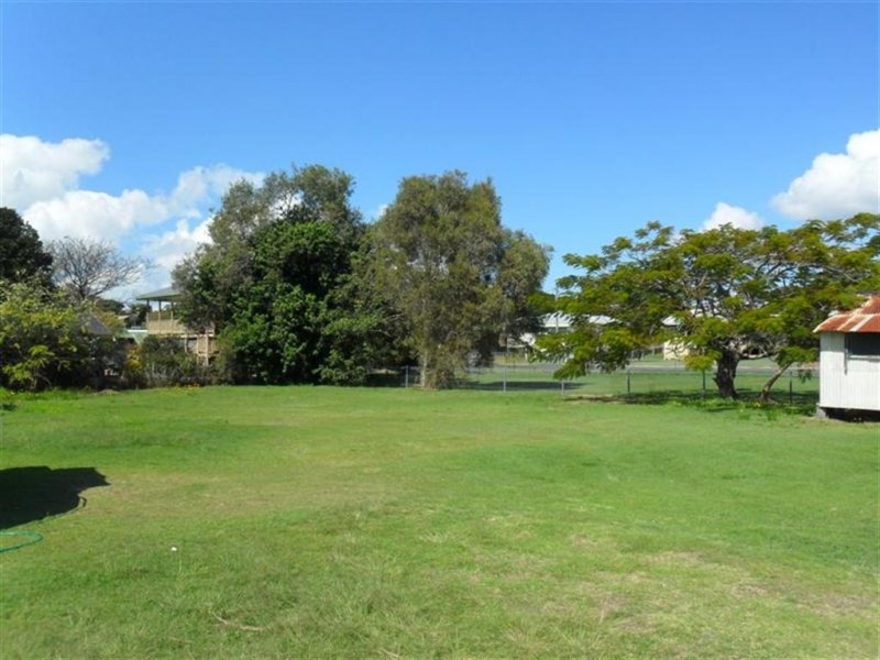 14 Pilot Street, Urangan QLD 4655