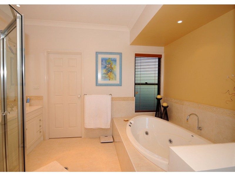 6 Baunfiend Court, Urraween QLD 4655