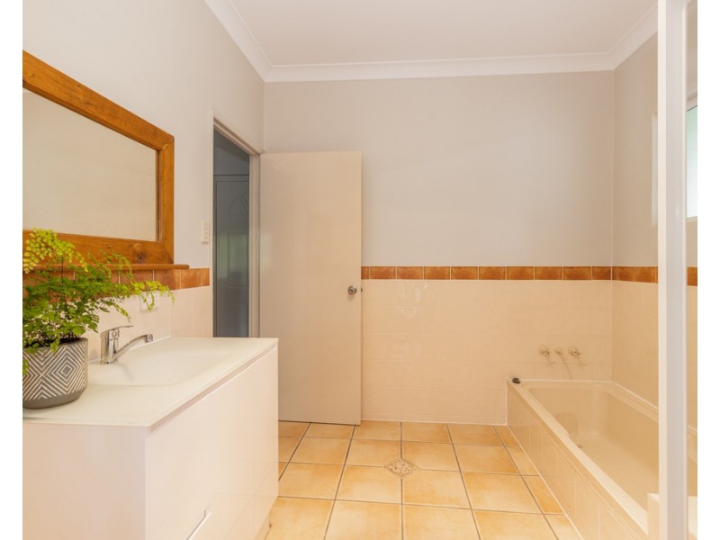 27 Dreamtime Avenue, Burrum Heads QLD 4659