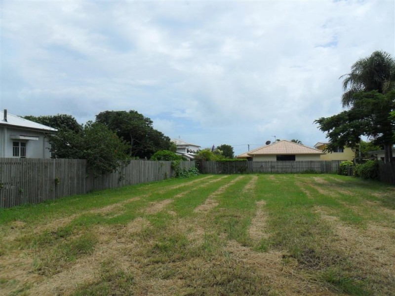 8 Edwin Street, Urangan QLD 4655