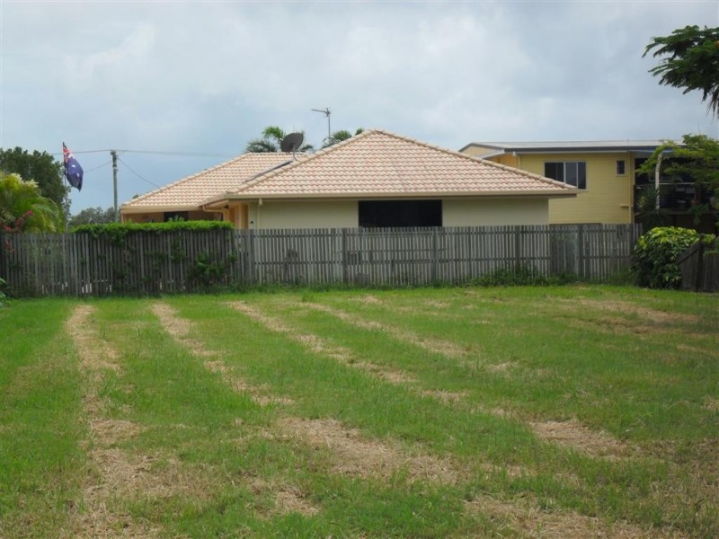 8 Edwin Street, Urangan QLD 4655