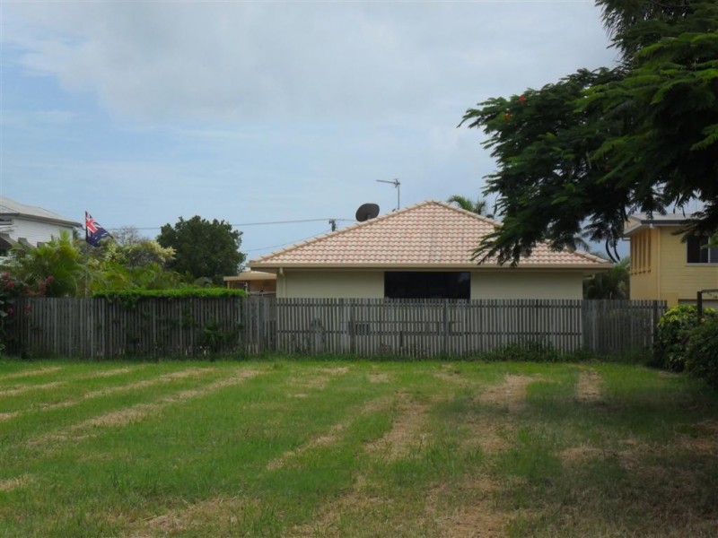 8 Edwin Street, Urangan QLD 4655