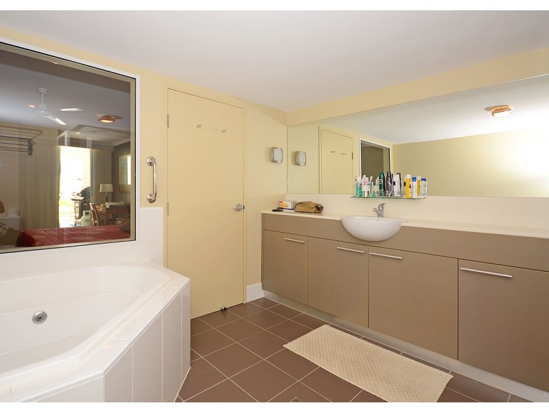 112/569 Charlton Esplanade, Urangan QLD 4655