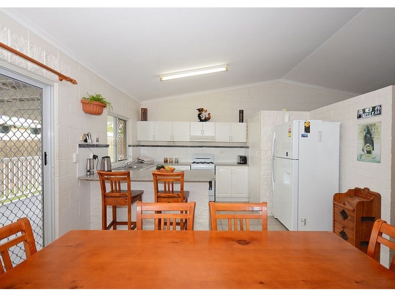 112 Hammond Street, Urangan QLD 4655