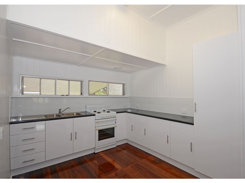 28 Kent Street, Urangan QLD 4655