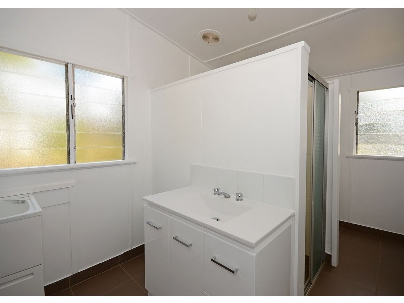 28 Kent Street, Urangan QLD 4655