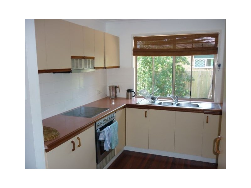 8 Howlett Street, Urangan QLD 4655