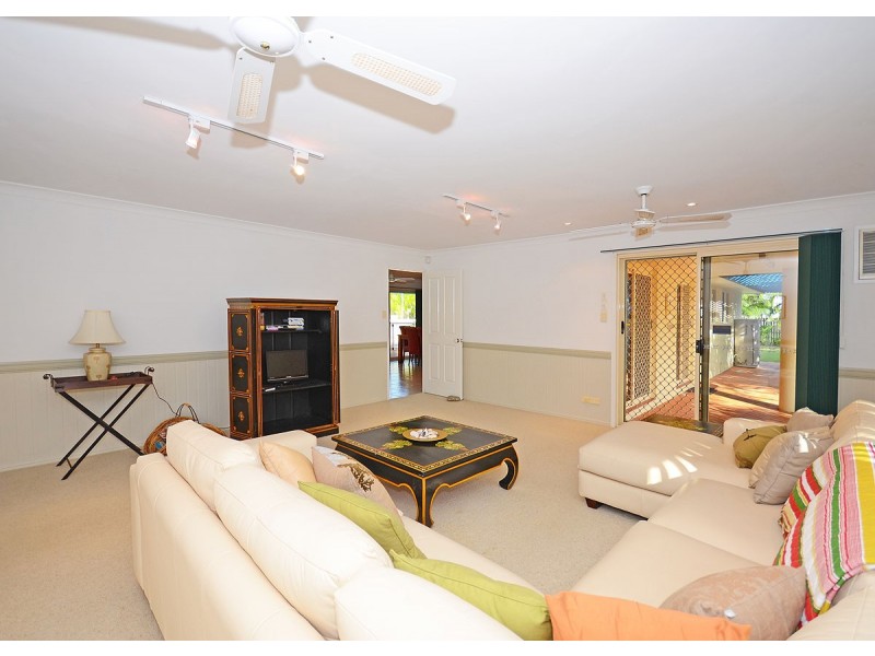 11 Bowerbird Avenue, Eli Waters QLD 4655