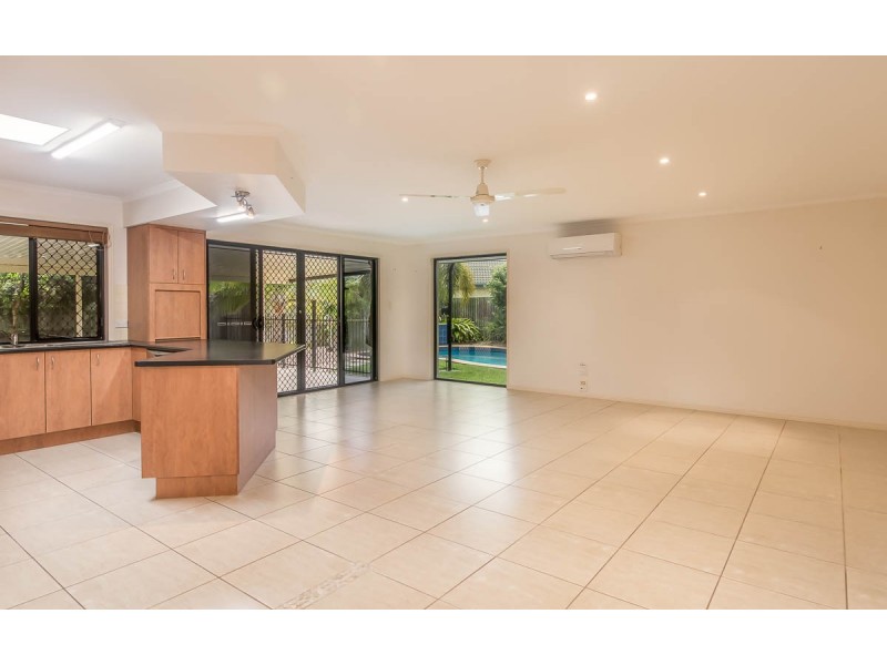 46 Alexander St, Urangan QLD 4655