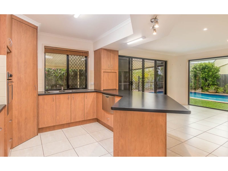 46 Alexander St, Urangan QLD 4655