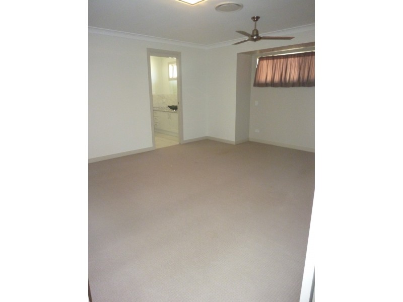 42 Earl St Vincent Cct, Eli Waters QLD 4655