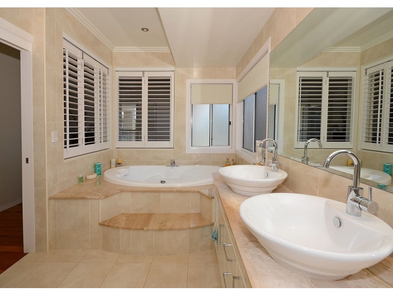 127 Esplanade, Point Vernon QLD 4655