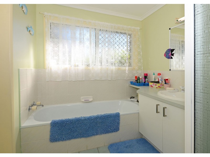 11 Sealink Drive, Point Vernon QLD 4655