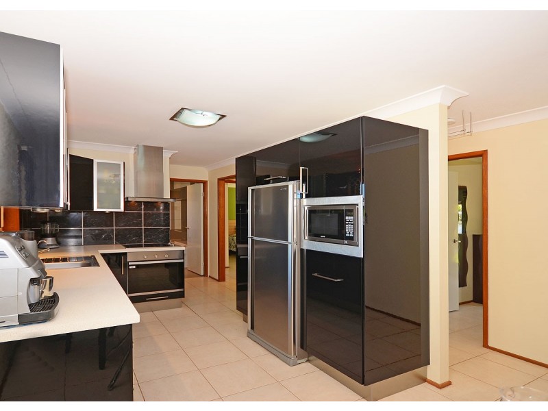 6 Capri Court, Point Vernon QLD 4655