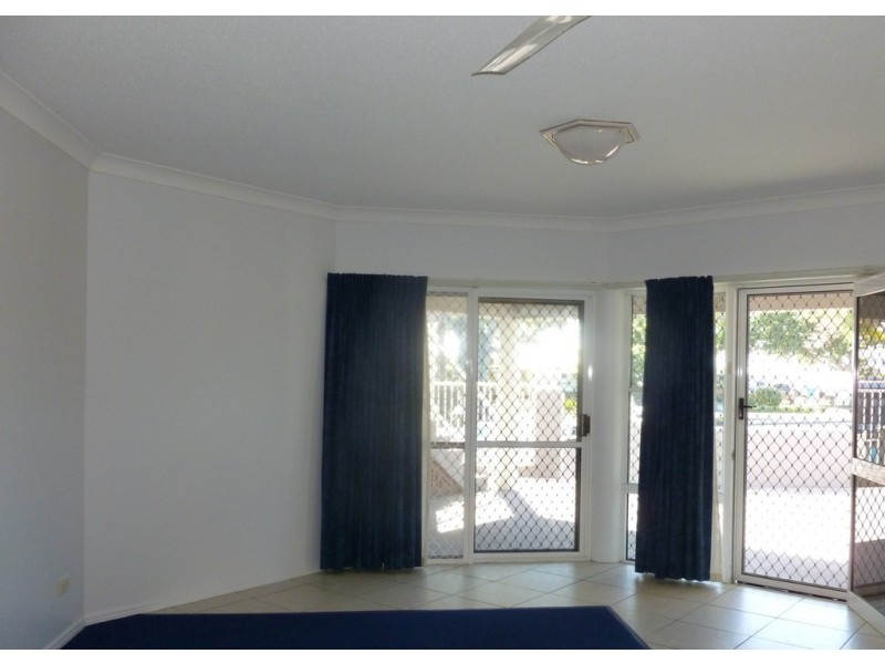 2/438 ESPLANADE, Torquay QLD 4655