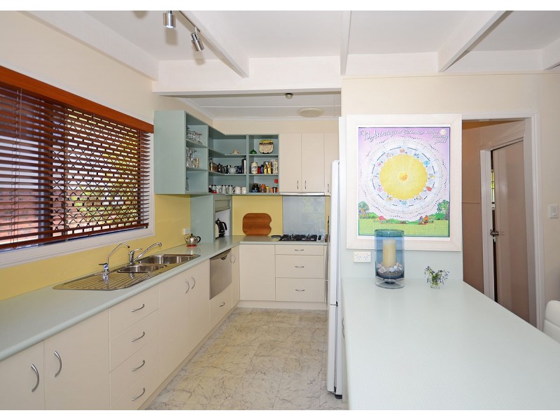20 Helsham Str, Point Vernon QLD 4655