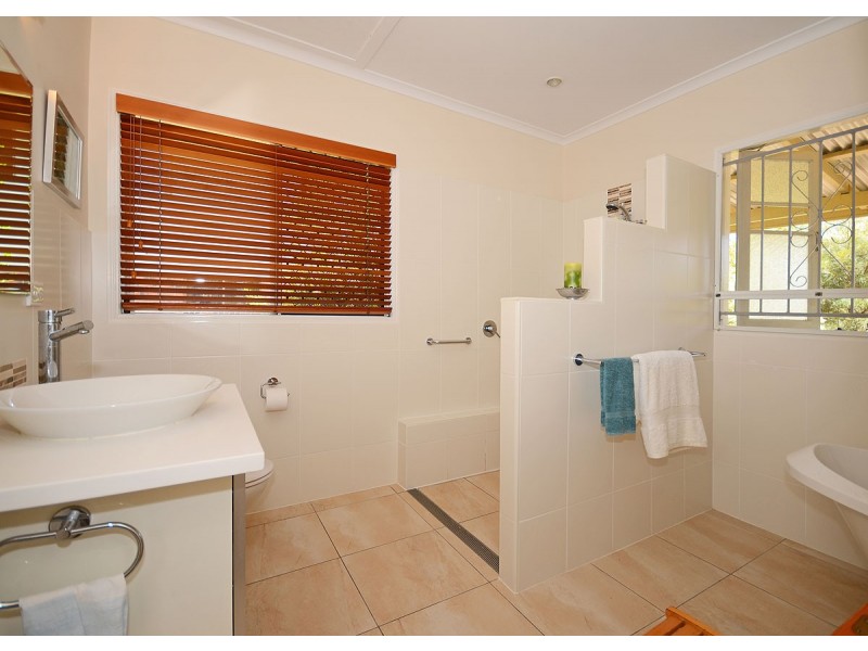 20 Helsham Str, Point Vernon QLD 4655