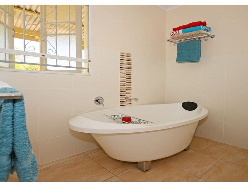 20 Helsham Str, Point Vernon QLD 4655
