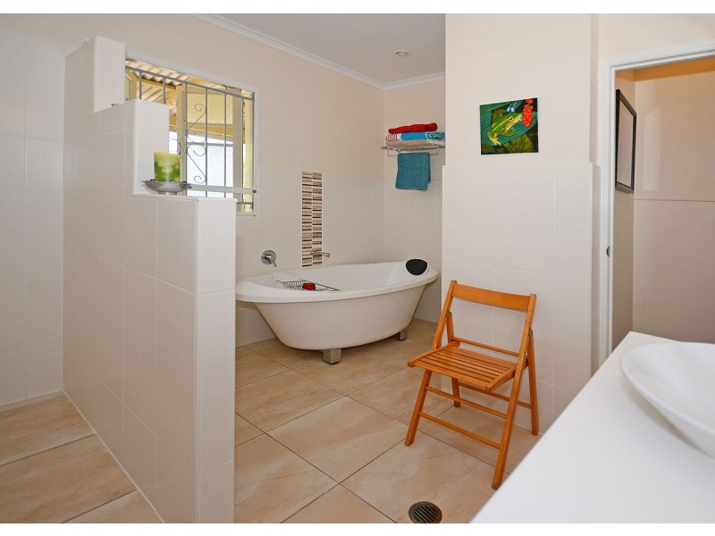 20 Helsham Str, Point Vernon QLD 4655