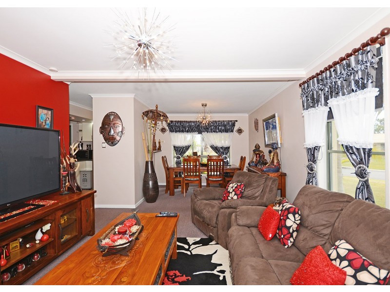 1 Whimbrel Grove, Eli Waters QLD 4655