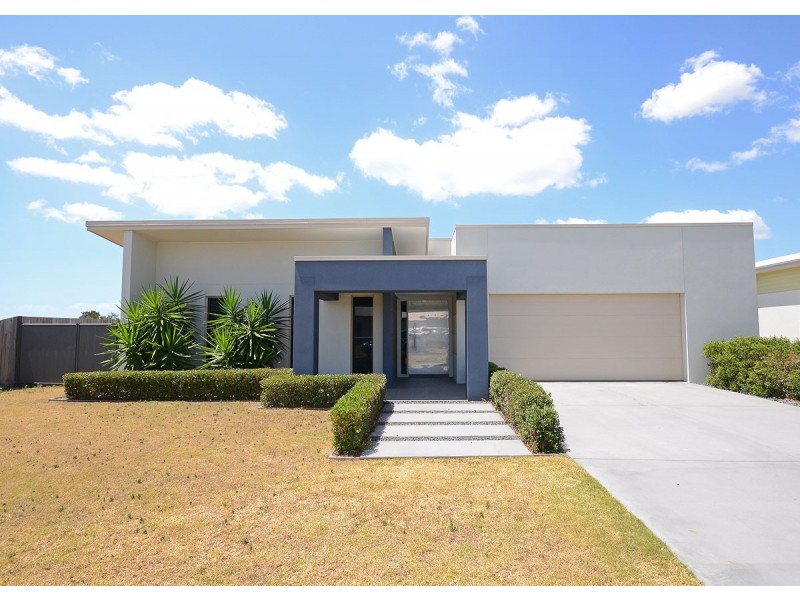 3 Mermaid Court, Eli Waters QLD 4655