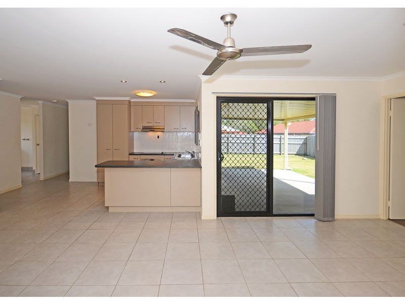 8 Zircon Street, Urangan QLD 4655