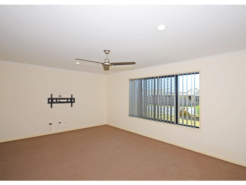 8 Zircon Street, Urangan QLD 4655