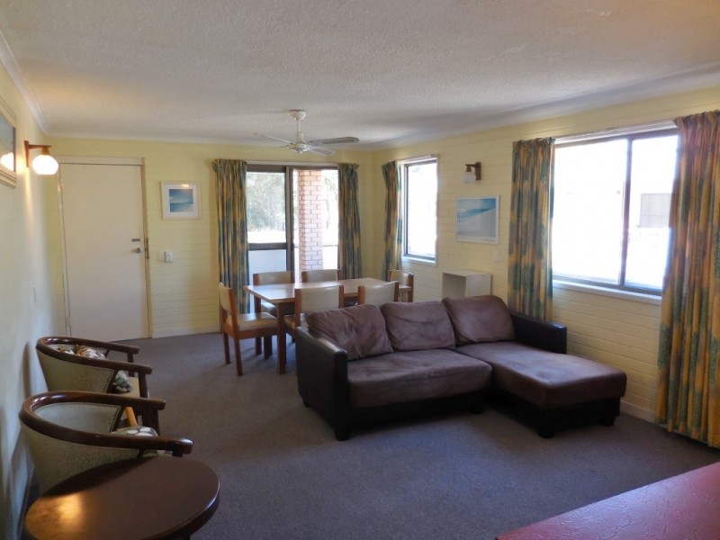 2/479 Esplanade, Torquay QLD 4655