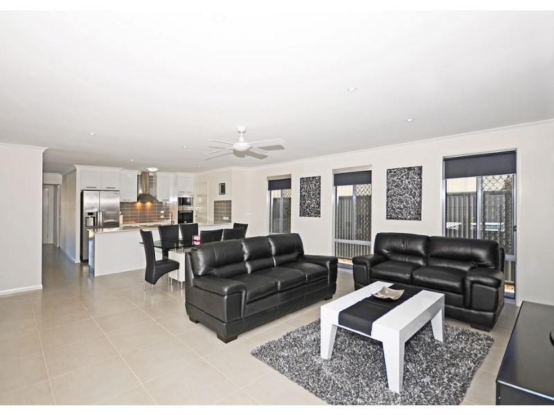 32 Ronaldo Way, Urangan QLD 4655