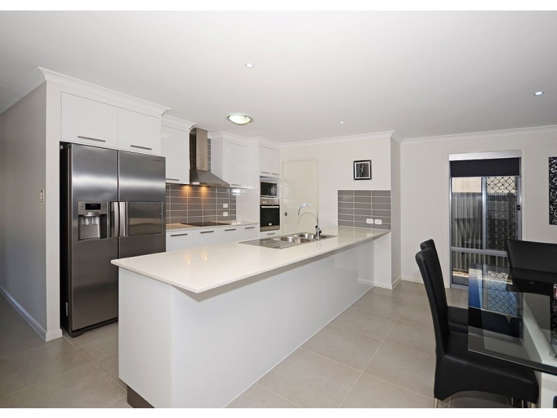 32 Ronaldo Way, Urangan QLD 4655