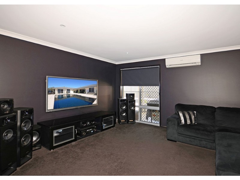 32 Ronaldo Way, Urangan QLD 4655