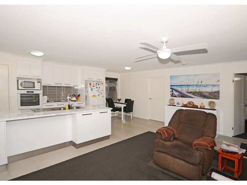 32 Ronaldo Way, Urangan QLD 4655