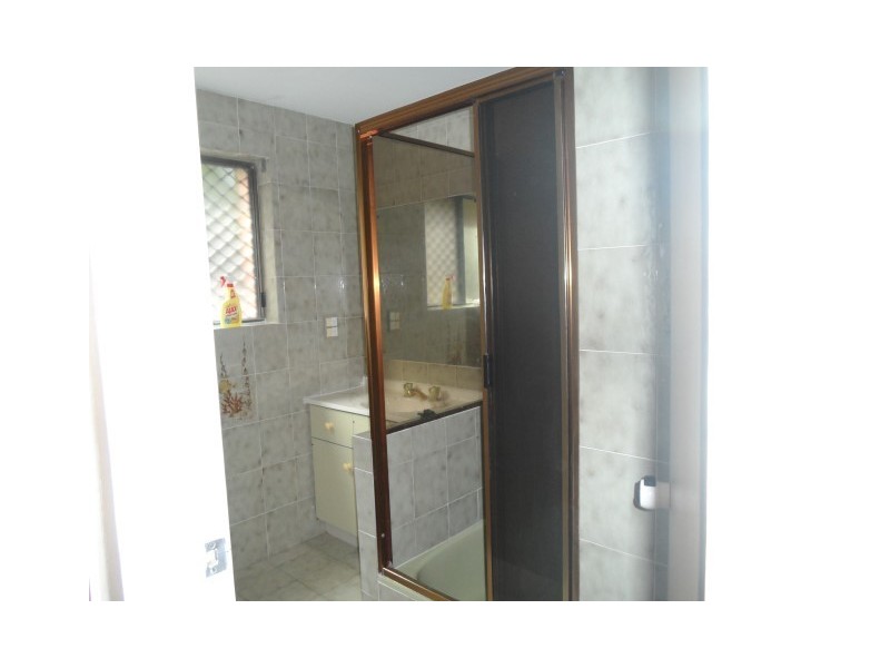 12 James, Urangan QLD 4655