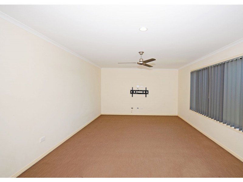 8 Zircon Street, Urangan QLD 4655