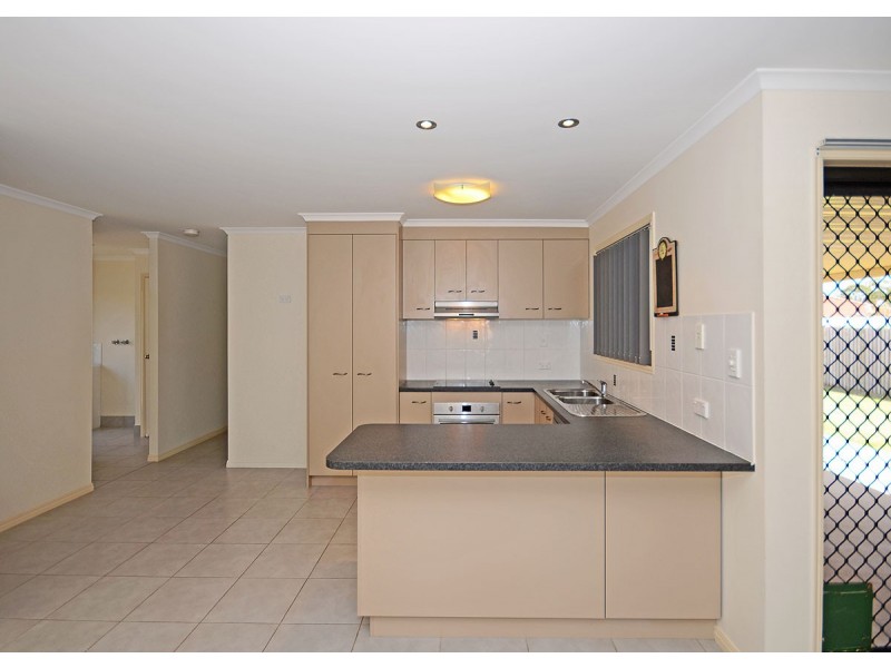 8 Zircon Street, Urangan QLD 4655