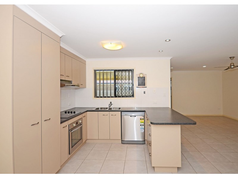 8 Zircon Street, Urangan QLD 4655