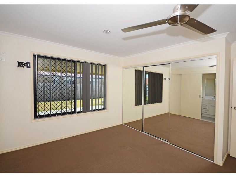 8 Zircon Street, Urangan QLD 4655