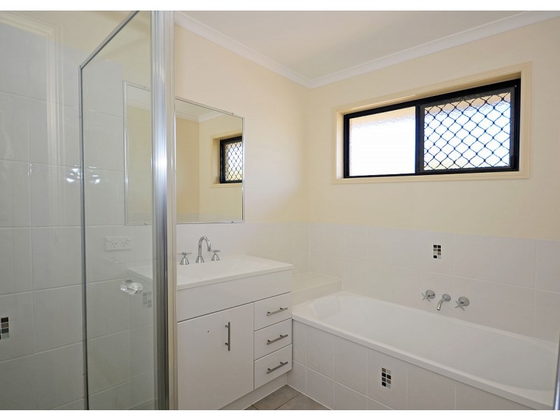 8 Zircon Street, Urangan QLD 4655