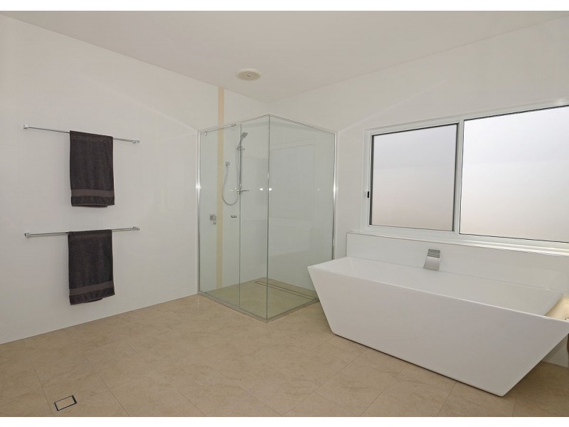 556 Charlton Esplanade, Urangan QLD 4655