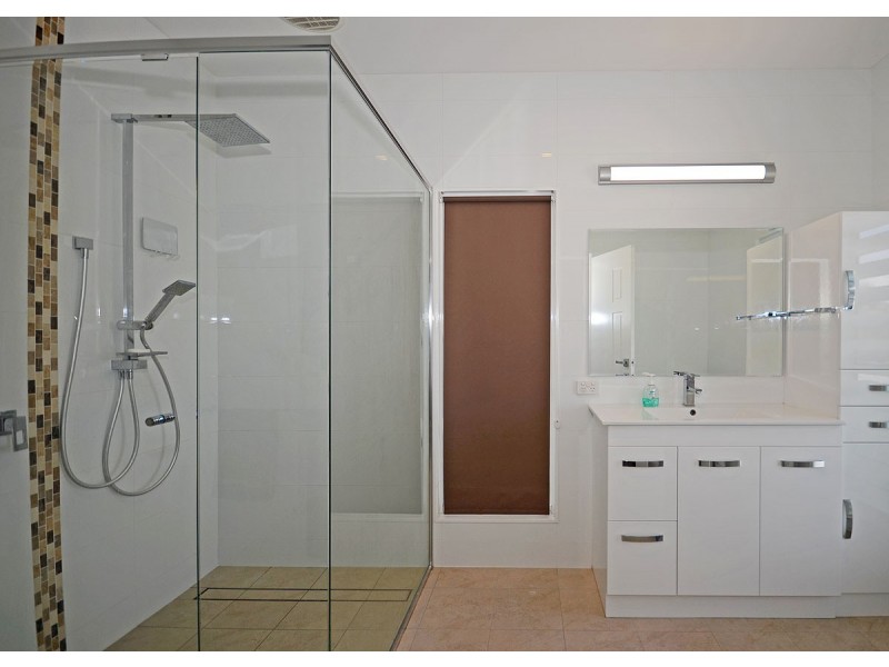 556 Charlton Esplanade, Urangan QLD 4655