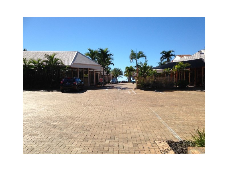 564-565 Esplanade, Urangan QLD 4655