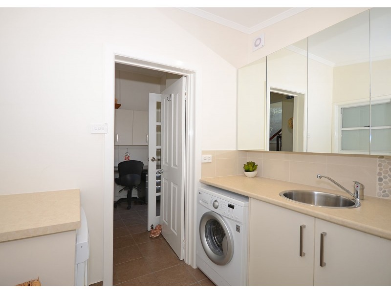 28 Kent Street, Urangan QLD 4655