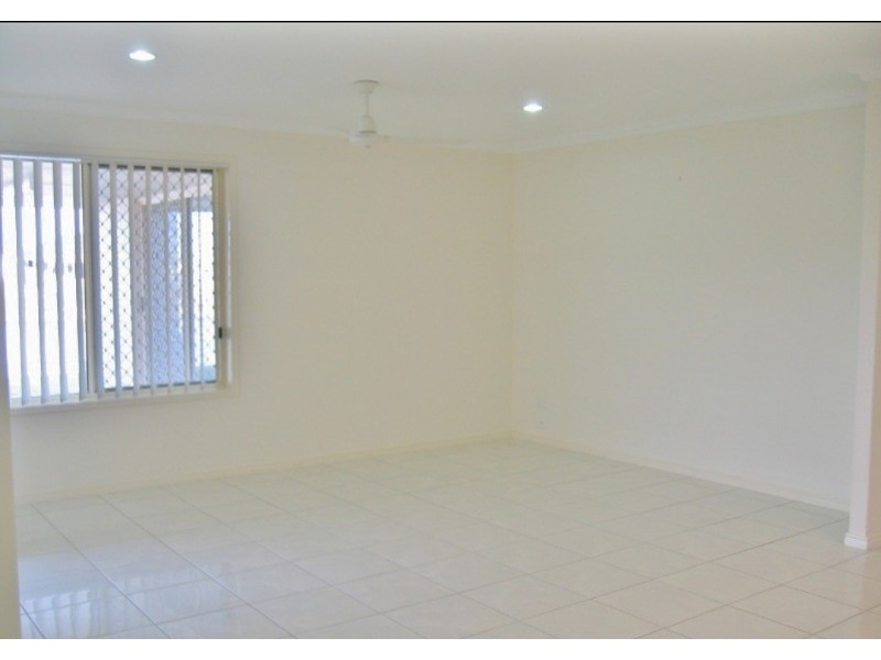 8 Earl St Vincent Drive, Eli Waters QLD 4655