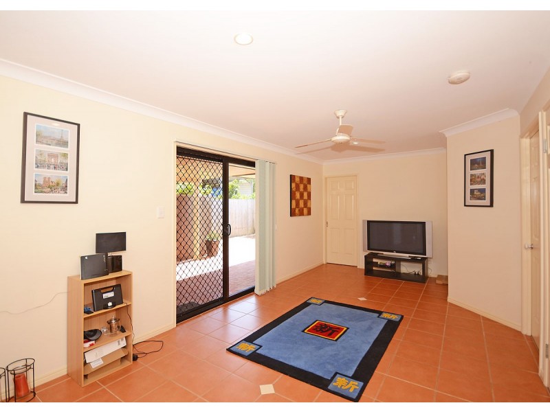 2/2 Orchid Avenue, Urangan QLD 4655