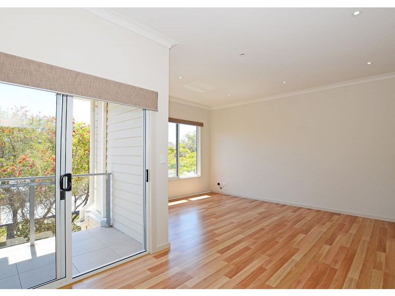 2/5 Pulgul Street, Urangan QLD 4655