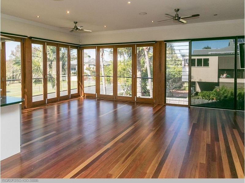 16 Pilot Street, Urangan QLD 4655